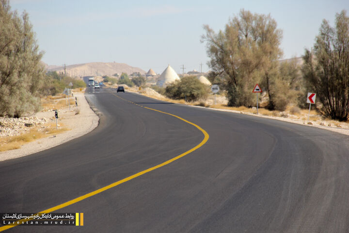 اجرای روکش آسفالت حفاظتی اسلاری سیل در محورهای مواصلاتی اداره کل راه و شهرسازی لارستان روکش اسفالت اسلاری