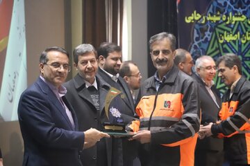 ببینید | تقدیر از اداره کل راهداری و حمل و نقل جاده ای استان اصفهان در بيست و هفتمين جشنواره شهید رجایی