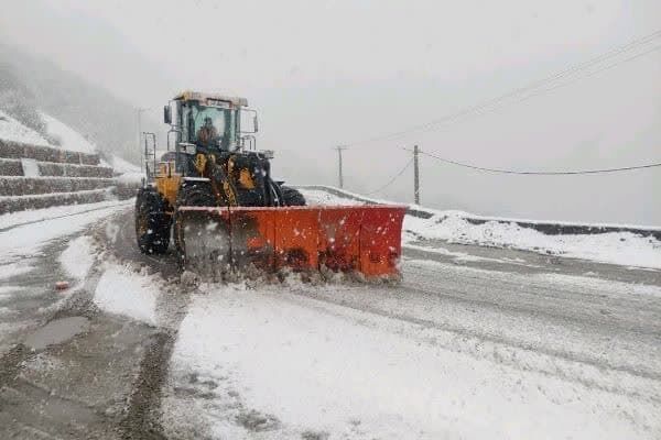 تداوم بارش برف در غالب محورهای مواصلاتی استان اردبیل/ راه ۸۰ روستا در حال بازگشایی است برفروبی