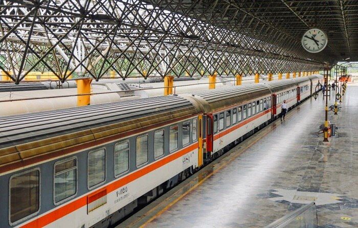 حادثه جزئی در ورودی به سکوی مسافری ایستگاه راه آهن مشهد/ قطار مسافری به سکوی مسافری هدایت و همه مسافران در سلامت کامل پیاده شدند قطار بلیت