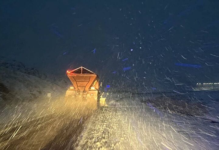 آغاز بارش برف در گردنه دشت ذرین به کوهرنگ چهارمحال و بختیاری  ببینید| برف روبی محورهای مواصلاتی خراسان جنوبی در پی بارش برف در استان