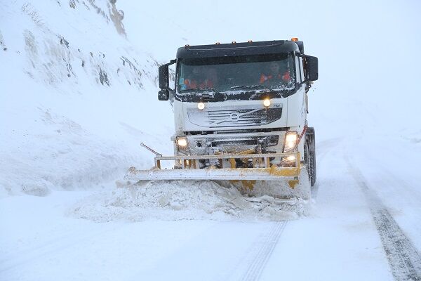 ویدیو| عملیات برفروبی در سطح محور ارتباطی کندوان توسط راهداران استان مازندران مازندران 2