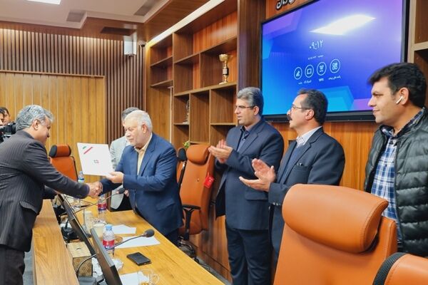 تقدیر از نمایندگان تشکل های صنفی بخش حمل ونقل جاده ای شهرستان کرمان از نمایندگان تشکل های صنفی بخش حمل ونقل جاده ای شهرستان کرمان تقدیر شد