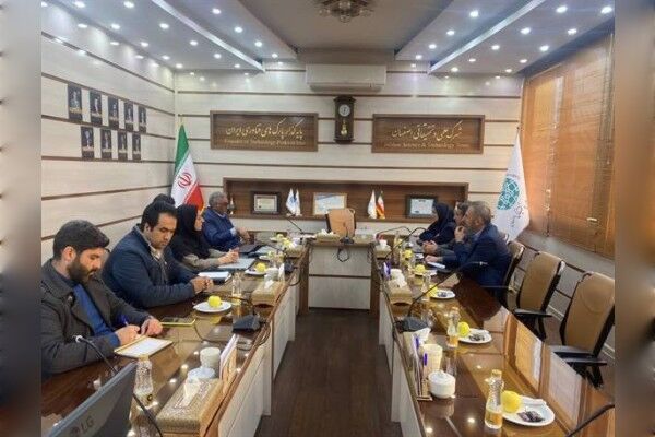 سرپرست مرکز تحقیقات راه، مسکن و شهرسازی از «شهرک علمی و تحقیقاتی اصفهان» بازدید کرد جلسه