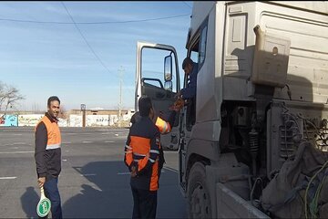 گزارش تصویری -پخش شیرینی در میان رانندگان و متولیان حمل و نقل در پایانه های مرزی وناوگان حمل و نقلی متردد از محورهای مواصلاتی استان آذربایجان غربی