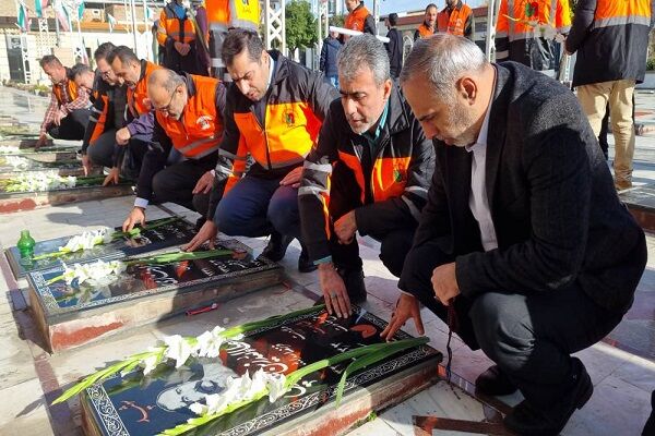 عطرافشانی مزار شهدا توسط کارکنان راهداری و حمل و نقل جاده ای مازندران مازندران