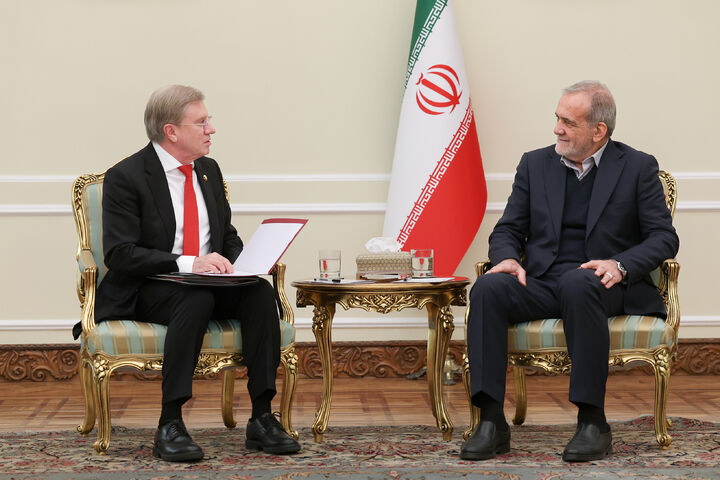 عزم دولت ایران برای تکمیل راهگذر شمال-جنوب جدی است/وزیر راه و شهرسازی پیگیر اجرای توافقنامه خط آهن رشت_ آستارا است پزشکیان روسیه