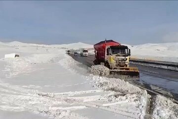 ویدیو|برشی کوتاه از برفروبی آزاد راه تبریز- زنجان در پی بارش اخیر در آذربایجان شرقی