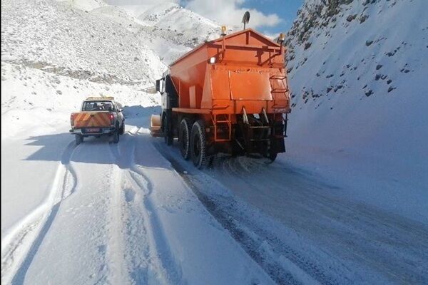 ببینید|عملیات برفروبی و یخ زدایی محور نوجان، دروان، خوارس از توابع شهرستان کرج توسط راهداری کرج