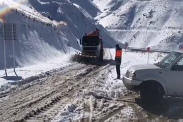 ویدیو|تصاویری از تلاش راهداران شهرستان طالقان در برف روبی ونمک پاشی محور های  مواصلاتی و روستایی این شهرستان