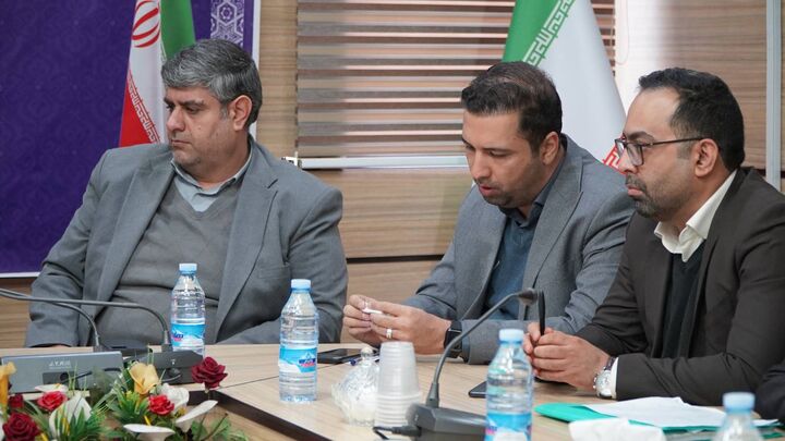 نشست مشترک مدیر کل راه و شهرسازی استان کرمان با شهردار و اعضای شورای اسلامی شهر ماهان کرمان