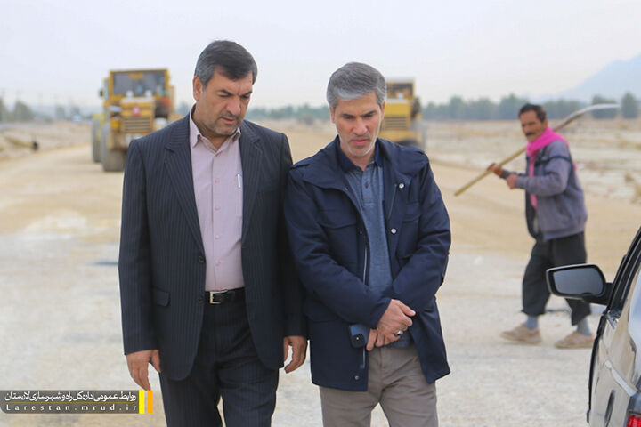 محور لار-بندرعباس، یک محور ملی و جزو ۱۰ محورِ پرخطرِ کشور است بازدید مدیر کل راه و شهرسازی لارستان به همراه مدیرکل ساخت و توسعه راههای منطقه جنوب از قطعات در حال احداث باند دوم محور لار-بندرعباس