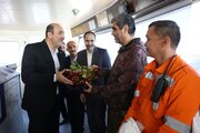 ببینید| تبريک سال نو ميلادی به فرماندهان و خدمه کشتیهای خارجی مستقر در اسکلههای بنادر امیرآباد و امام خمینی