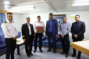 ببینید| تبريک سال نو ميلادی به فرماندهان و خدمه کشتیهای خارجی مستقر در اسکلههای بنادر امیرآباد و امام خمینی