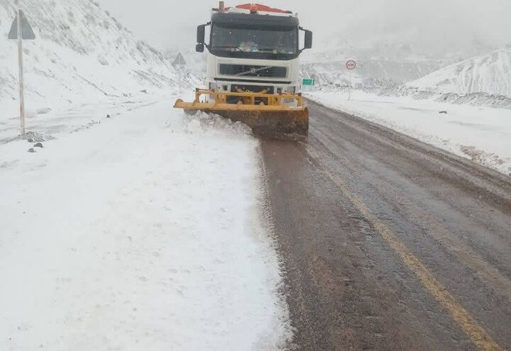 ببینید| تلاش راهداران خراسان جنوبی در بازگشایی و برف روبی محورهای مواصلاتی استان