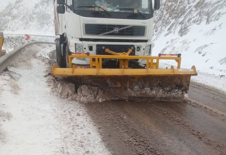 ببینید| تلاش راهداران خراسان جنوبی در بازگشایی و برف روبی محورهای مواصلاتی استان