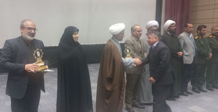 تقدیر از رئیس اداره درآمد اداره کل راه و شهرسازی سیستان و بلوچستان در دومین جشنواره استانی کارمند تراز مکتب حاج قاسم