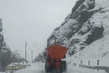 ویدیو| عملیات برف روبی محور روستایی لبد استان چهارمحال و بختیاری