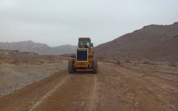 تیغ زنی و تسطیح راه روستایی نوروزآباد در زنجانرود