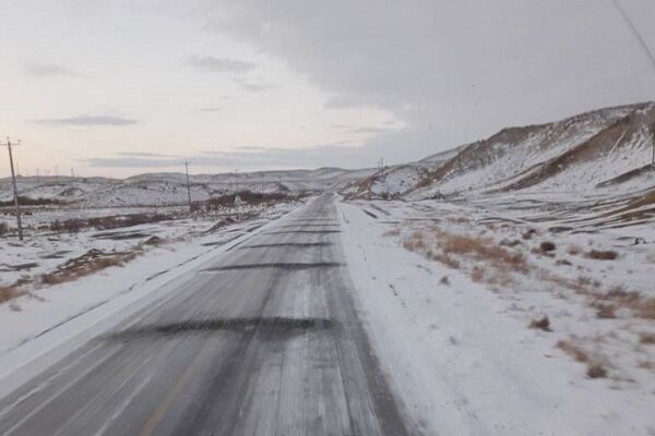 بارش برف در اکثر محورهای مواصلاتی استان اردبیل/ تردد ایمن در همه محورها برقرار است عملیات برفروبی در راههای استان اصفهان