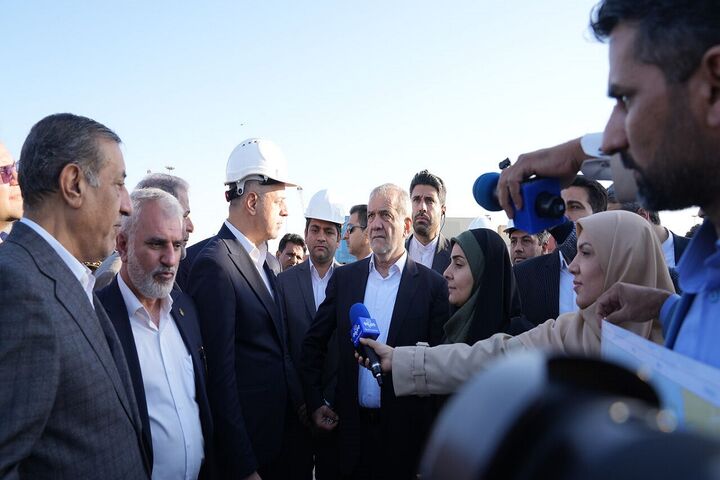 رییس جمهوری و وزیر راه و شهرسازی از بخشهای مختلف فاز اول بندر شهید بهشتی چابهار بازدید کردند صادق چابهار