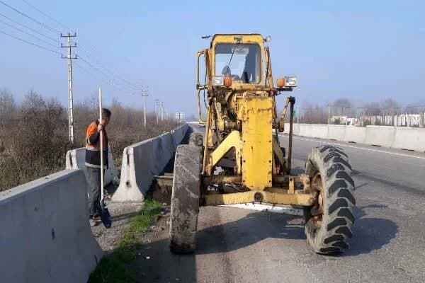 پاکسازی حریم جاده محور خمام – رشت در گیلان خبر