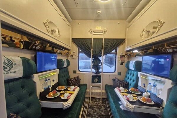 سوت قطار پنج ستاره در ایستگاه راه آهن خاوران تبریز به صدا در آمد قطار پنج ستاره