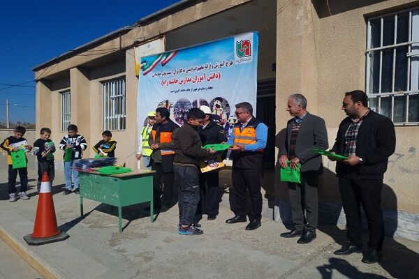 اجرای طرح آموزش و ارائه تجهیزات ایمنی به دانش آموزان مدارس حاشیه راه شهرستانهای خرم آباد و چگنی لرستان  مذارس حاشیه راه