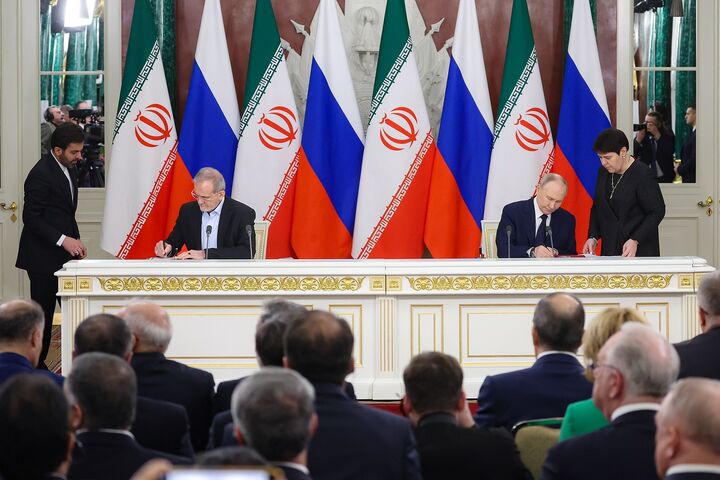 امضای توافقنامه جامع راهبردی توسط روسای جمهور ایران و روسیه/ توسعه راه آهن میان دو کشور به طور جدی در دست بررسی است  رئیس جمهور