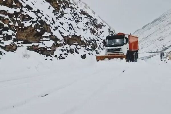ویدیو| بارش برف سنگین و عملیات برفروبی گردنه شاهمنصوری استان چهارمحال وبختیاری ویدیو|عملیات برف روبی و نمک پاشی جاده آتشگاه به نوجان توسط راهداران استان البرز