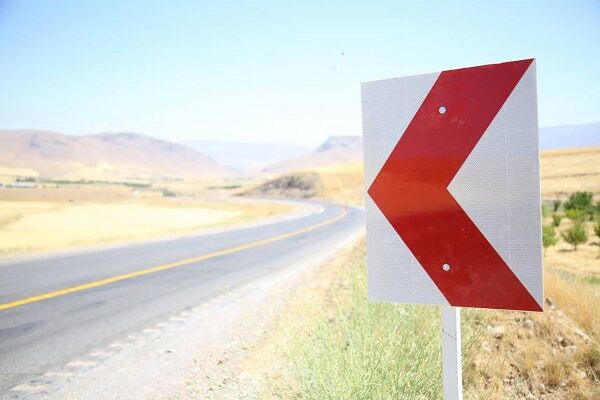 نصب بیش از ۷۰ هزار تابلو و علائم راهنمایی ورانندگی در جادههای لرستان ایمن سازی