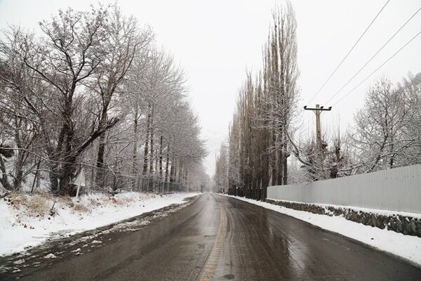 برف و باران در تهران و بیشتر مناطق ایران/ تداوم کاهش دما تا پایان هفته در کشور ببینید|برف روبی و نمک پاشی جاده کرج- کندوان توسط راهداران استان البرز