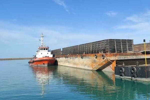 پهلودهی و خروج موفق شناور ۷۰۰۰ تنی در بندر سیریک برای نخستین بار کشتی