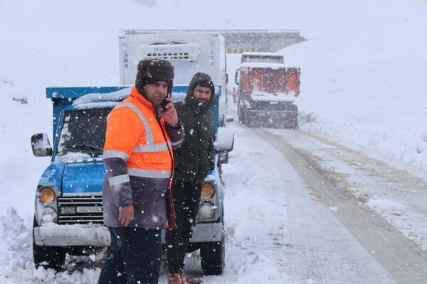 ببینید| ۳ شبانه روز تلاش بی قفه راهداران کرمانی برای بازگشایی راه‌ها در برف دی ماه