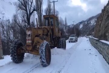 ویدیو|عملیات برف روبی و نمک پاشی محور های روستایی شهرستان طالقان توسط راهداران