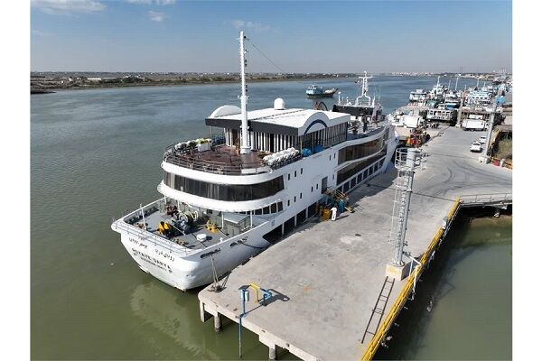 پهلوگیری کشتی تفریحی رستورانی در بندر آبادان کشتی رستورانی