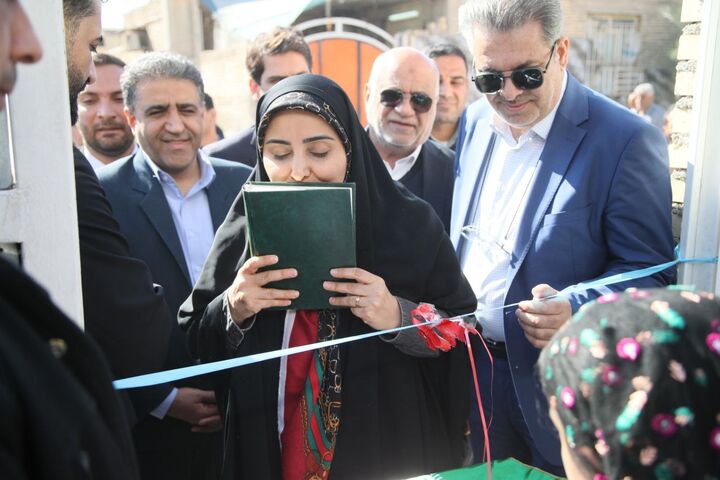 حضور وزیر راه در یک خانه روستایی ساخت بنیاد مسکن/ فرزانه صادق: شادی مردم، شادی ماست روستایی