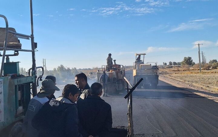 بازدید معاون عمرانی استاندار سیستان و بلوچستان از عملیات آسفالت قطعه پایانی بزرگراه زابل - زهک