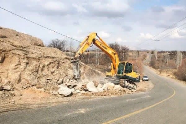 رفع یک نقطه مستعد حادثه در راههای بخش نوبران شهرستان ساوه بالقلو اراک