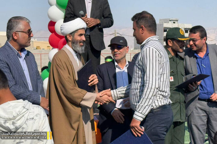 واگذاری زمین به ۱۰۳ نفر از متقاضیان واجد شرایط طرح جوانی جمعیت در شهر لامرد لارستان واگذاری زمین به 103 نفر در لامرد