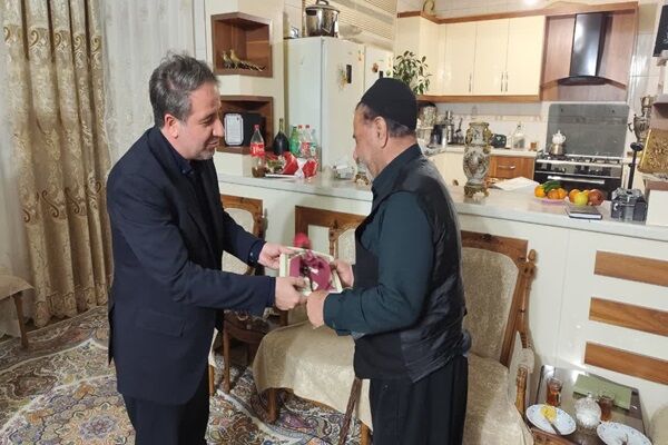 تجلیل مدیرکل راه و شهرسازی استان البرز از خانواده شهدا همزمان با ولادت امام حسین (ع) و دهه فجر تجلیل مدیرکل راه و شهرسازی استان البرز از خانواده شهداء همزمان با ولادت امام حسین (ع) و دهه مبارک فجر