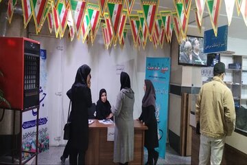 برپایی میز خدمت و پذیرایی از مراجعین در اداره کل راه و شهرسازی استان البرز در ایام دهه فجر