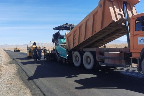 لكه گيری و روکش آسفالت محور فهرج، شوره گز به زاهدان در استان كرمان در دستور اداره كل راهداری قرارگرفت