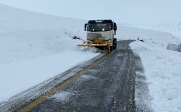 کاهش دید شدید در جاده‌های همدان؛ بارش برف و مه ادامه دارد