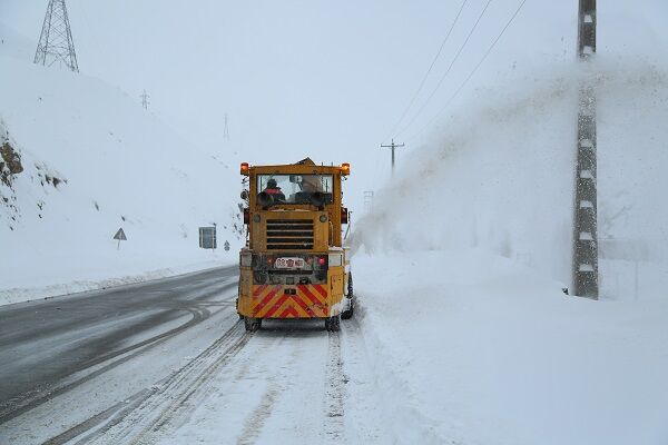 عملیات برفروبی در جاده های کوهستانی مازندران به طور مستمر در حال اجراست مازندران