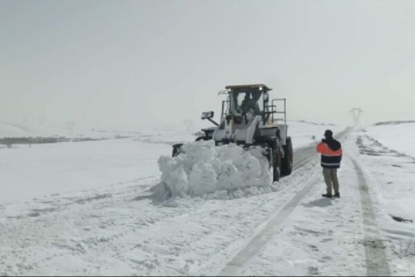 ویدیو | تلاش و همت شبانه روزی راهداران لرستان در بازگشایی و برف روبی راههای روستایی شهرستان ازنا برفروبی