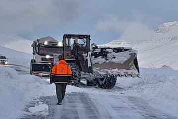 ویدئو|عملیات راهداری زمستانی در سطح محور ارتباطی گلوگاه _ دامغان توسط راهداران شهرستان گلوگاه استان مازندران