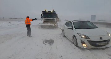 رهاسازی ۶۰ خودرو گرفتار در برف و کولاک جاده‌های شهرستان ایجرود استان زنجان