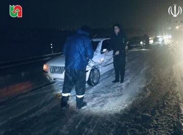 امدادرسانی راهداران خرمدره به ۸۰ خودروی گرفتار در برف و کولاک آزادراه زنجان_قزوین