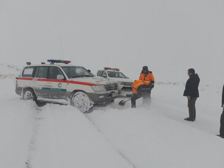 امداد رسانی به خودروها در گردنه اسدآباد